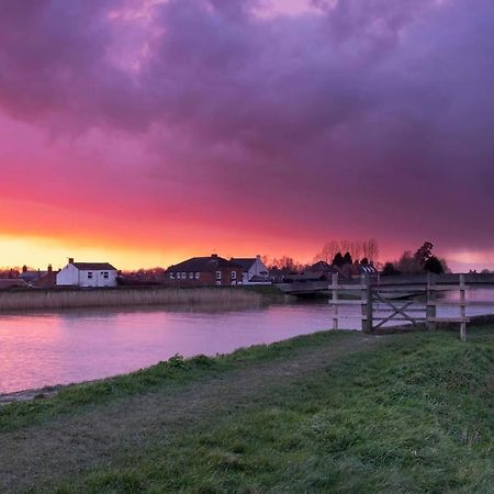 Riverbank Guest House Wiggenhall Saint Germans Dış mekan fotoğraf