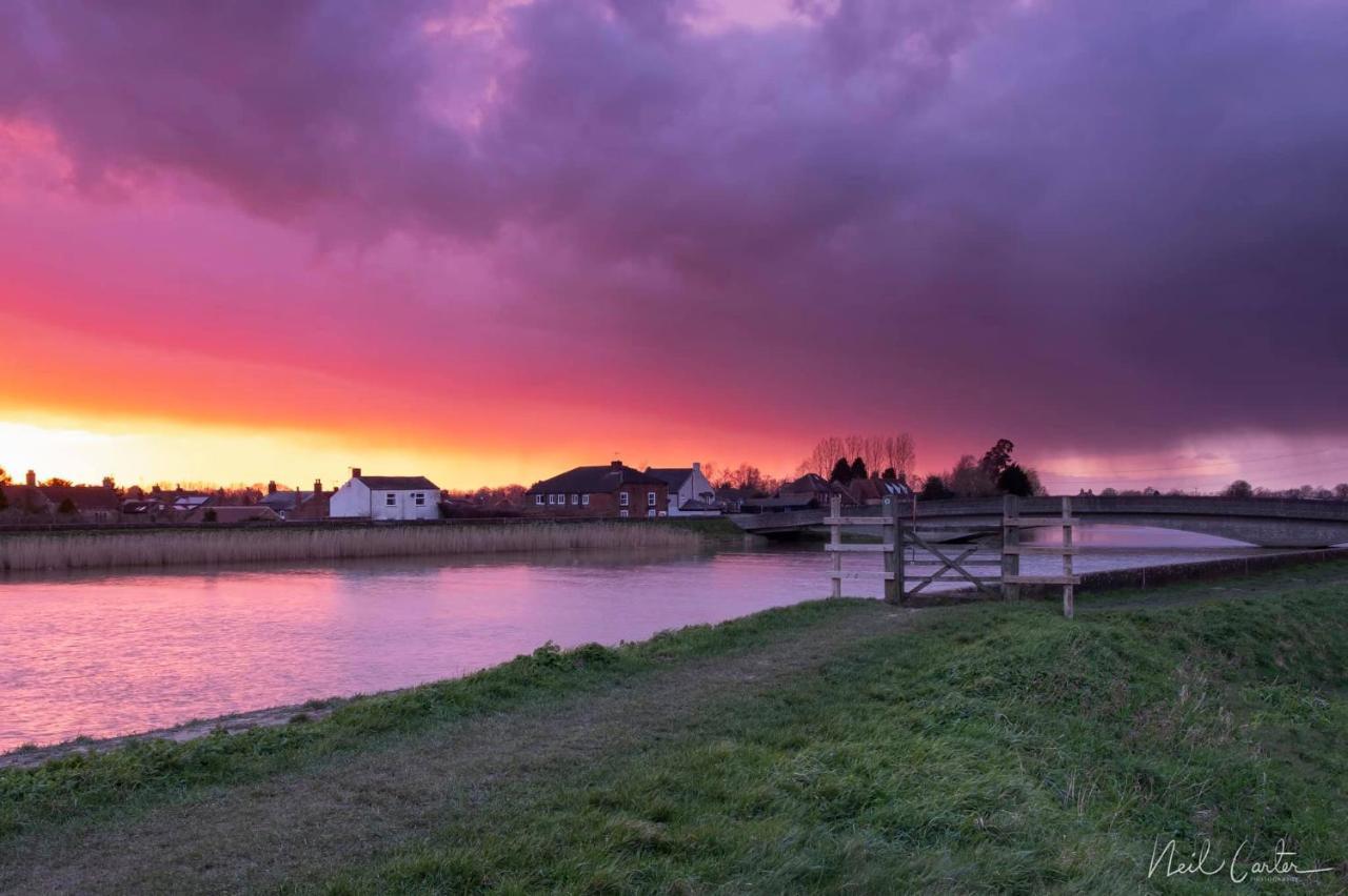 Riverbank Guest House Wiggenhall Saint Germans Dış mekan fotoğraf
